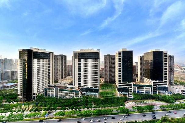 从工厂水电工,逆袭为中国房地产大佬,还娶了小30岁的女星为妻